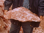 巨大な採掘した岩塩の塊